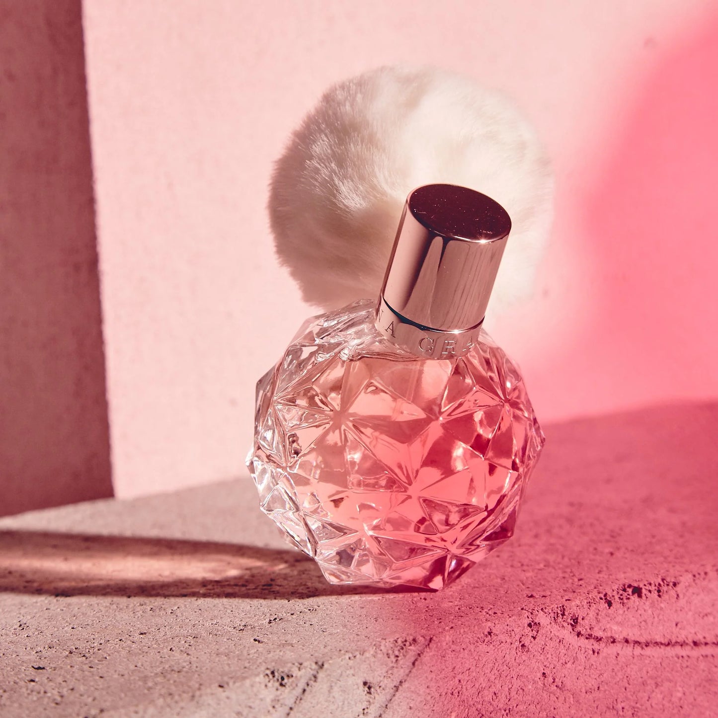 Promo Paga 2 Lleva 3 + Obsequio: Santal 33 100 ML + Ariana Grande Sweet Like Candy 100 ML + Ariana Grande Ari 100 ML + Perfumero + Envío GRATIS